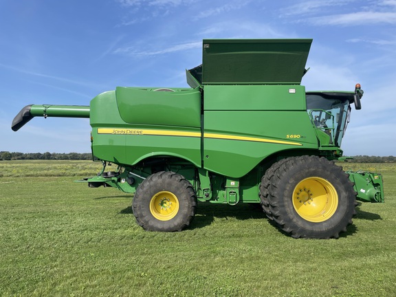 2013 John Deere S690 Combine