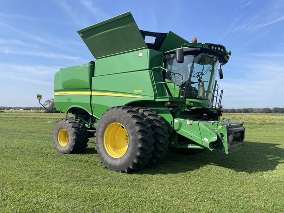 2013 John Deere S690 Combine
