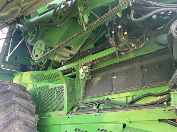 2013 John Deere S690 Combine