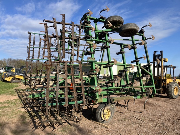John Deere 980 Field Cultivator