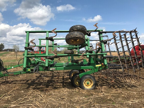 2005 John Deere 2210 Field Cultivator