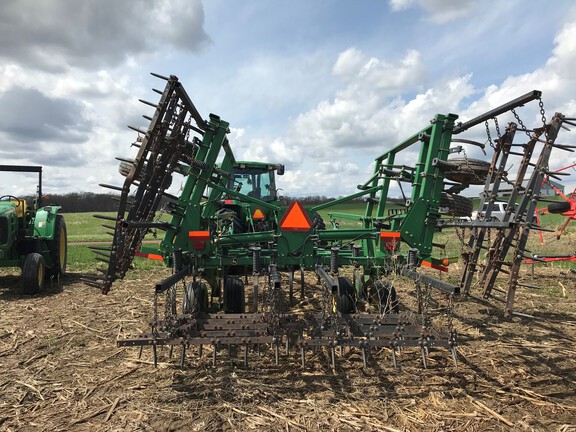 2005 John Deere 2210 Field Cultivator