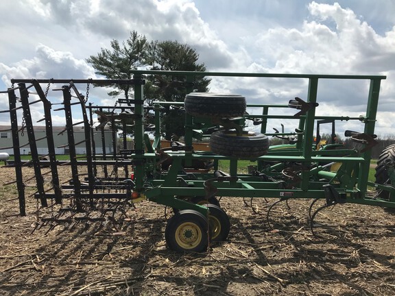 2005 John Deere 2210 Field Cultivator