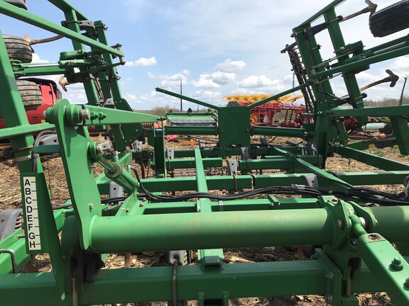 2005 John Deere 2210 Field Cultivator