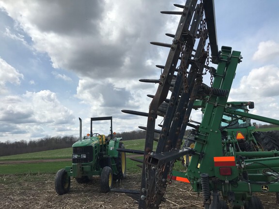 2005 John Deere 2210 Field Cultivator