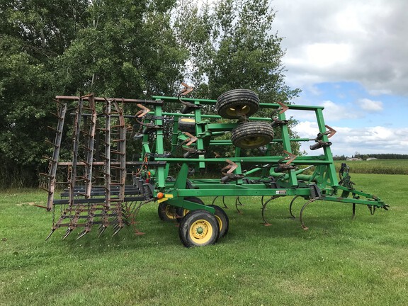 2005 John Deere 2210 Field Cultivator