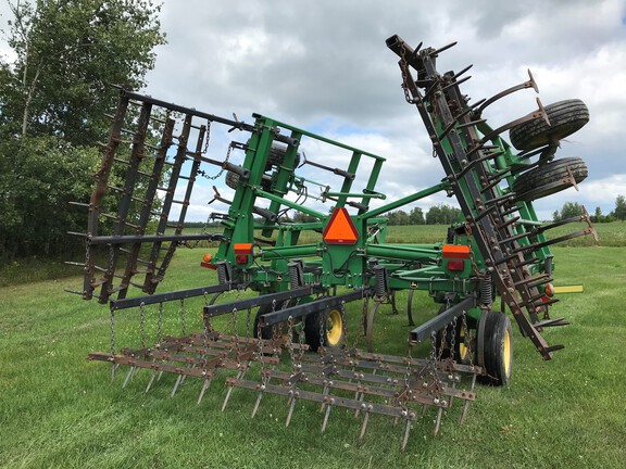 2005 John Deere 2210 Field Cultivator