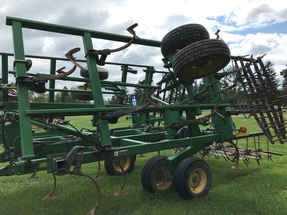 2005 John Deere 2210 Field Cultivator