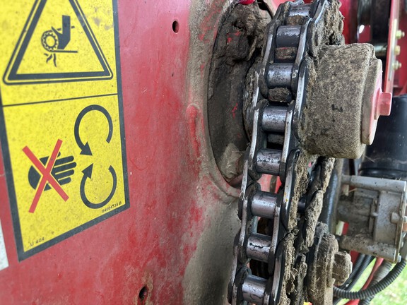 2014 New Holland Rollbelt 560 Baler/Round