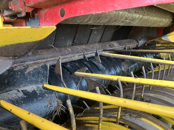 2014 New Holland Rollbelt 560 Baler/Round