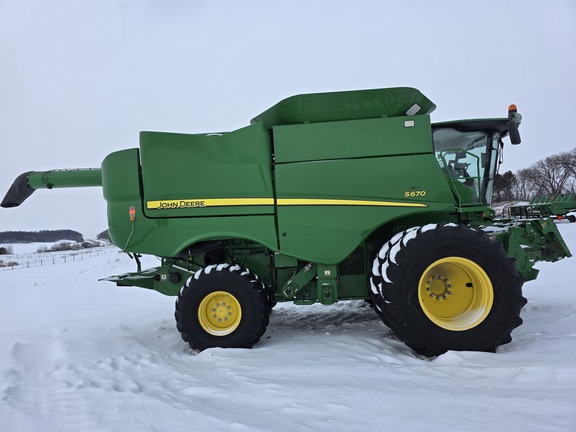 2014 John Deere S670 Combine