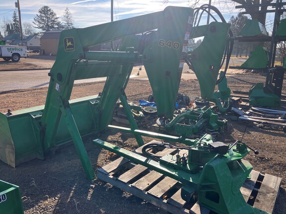 1997 John Deere 640 Loader
