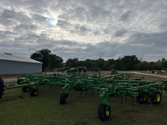 2022 John Deere 2230 Field Cultivator