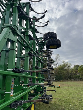 2022 John Deere 2230 Field Cultivator