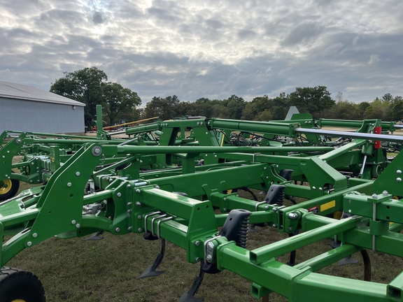 2022 John Deere 2230 Field Cultivator