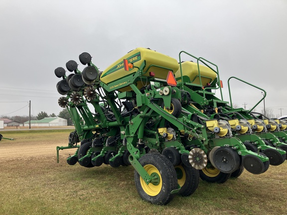 2008 John Deere 1790 Planter