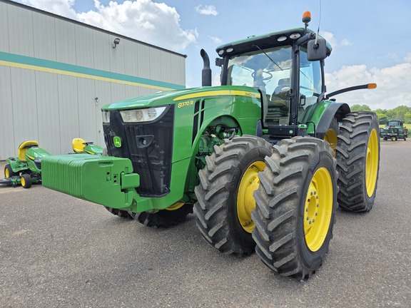 2014 John Deere 8370R Tractor