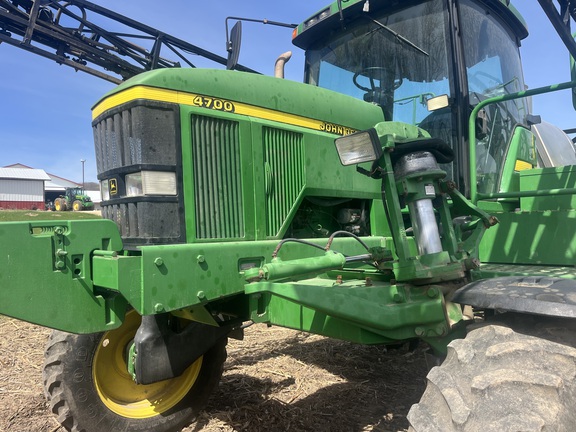 1998 John Deere 4700 Sprayer/High Clearance