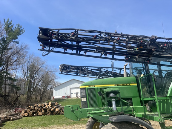 1998 John Deere 4700 Sprayer/High Clearance