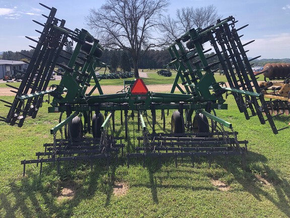 1996 John Deere 980 Field Cultivator