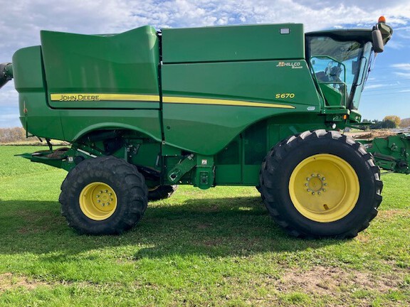 2015 John Deere S670 Combine