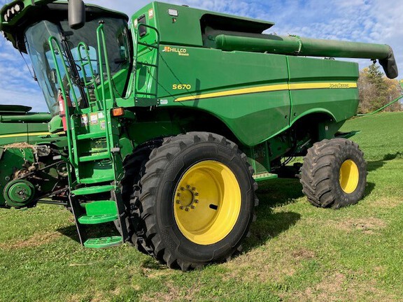 2015 John Deere S670 Combine