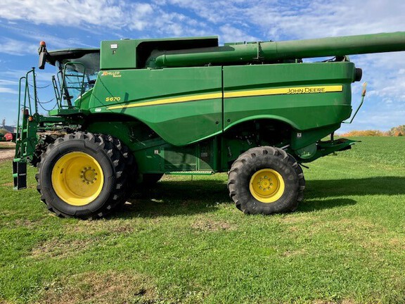 2015 John Deere S670 Combine