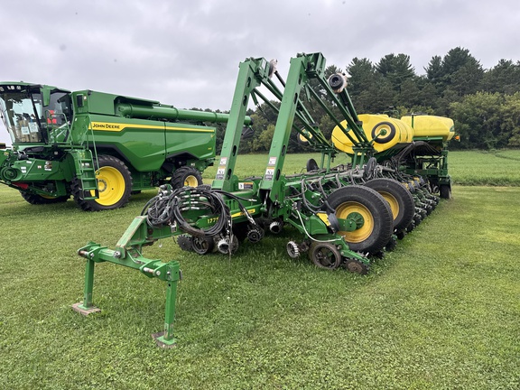 2015 John Deere 1775NT Planter