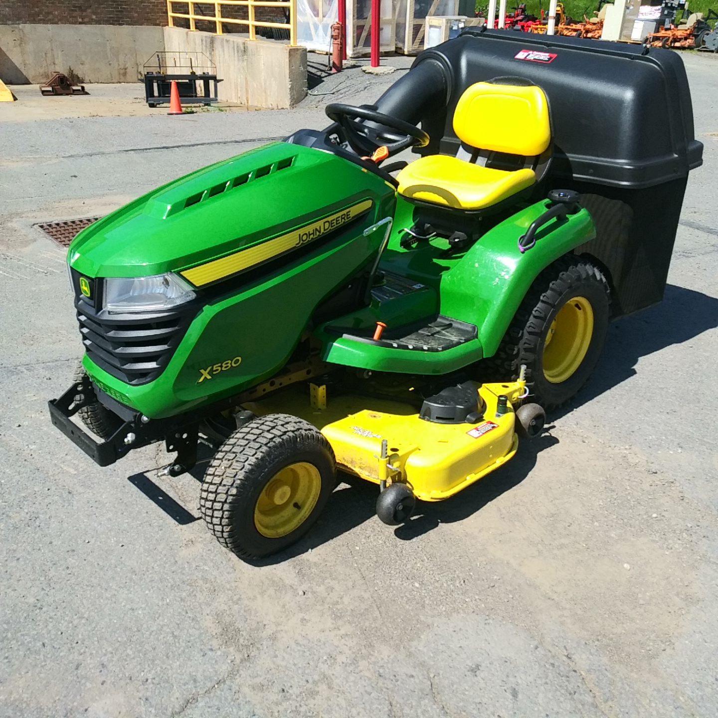 2020 John Deere X580 Mower/Zero Turn