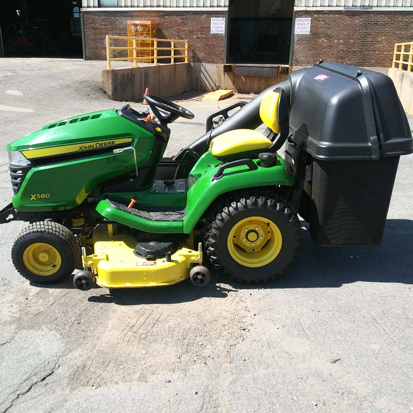 2020 John Deere X580 Mower/Zero Turn