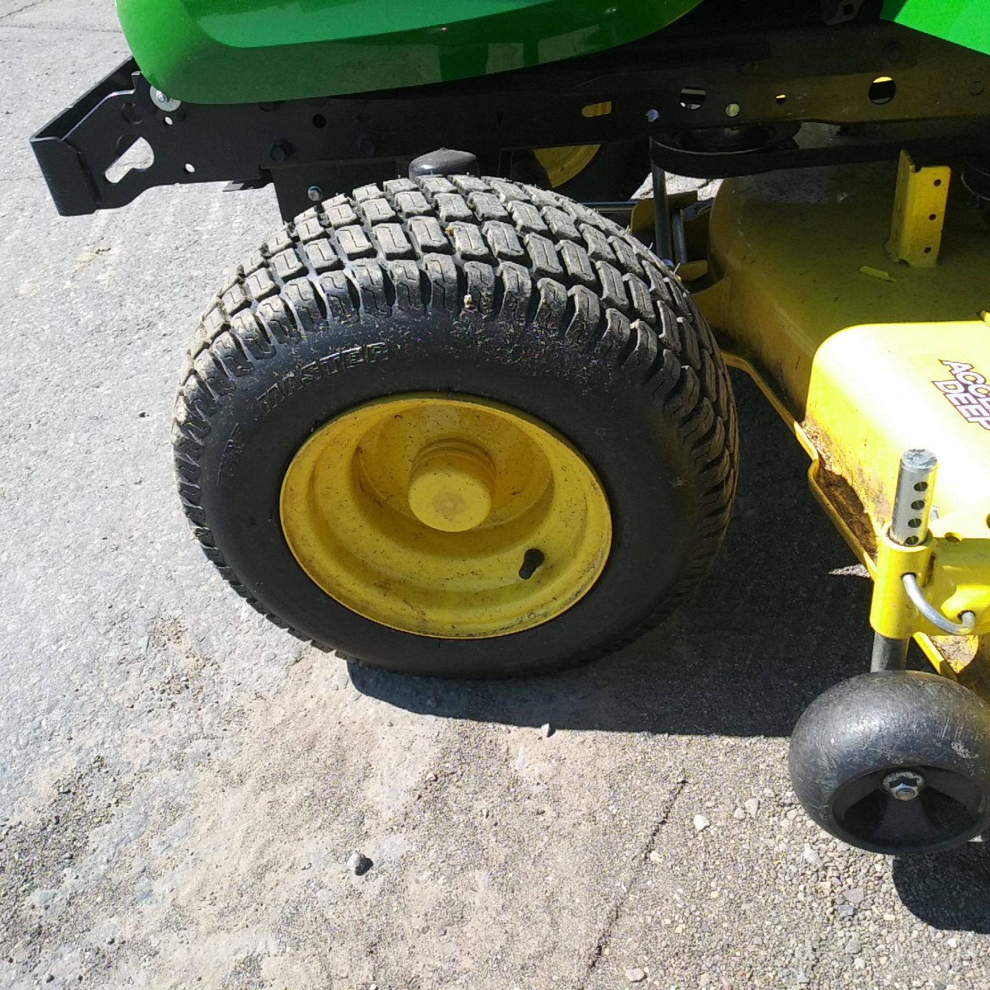 2020 John Deere X580 Mower/Zero Turn