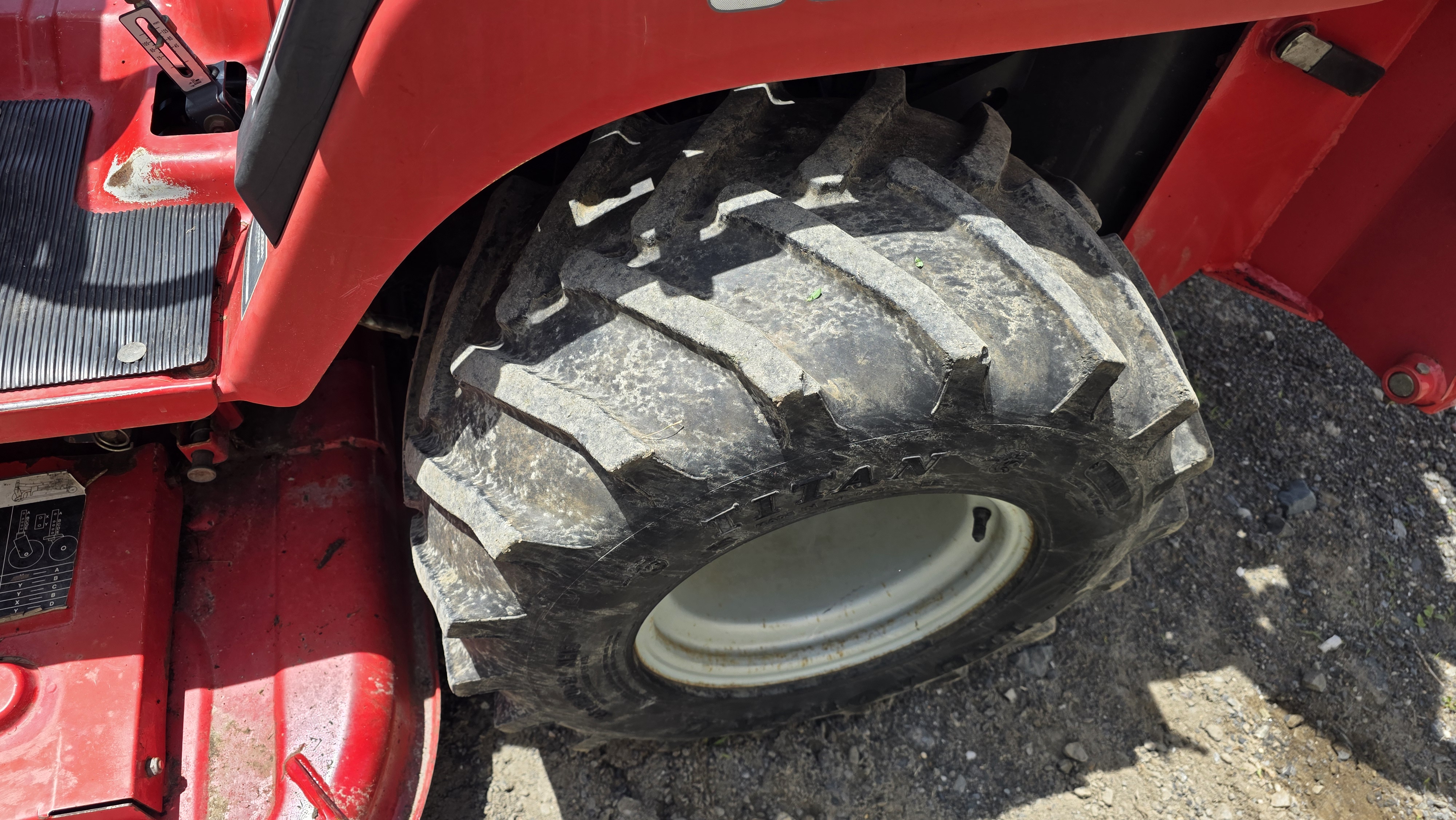 2005 Massey Ferguson GC2310 Tractor