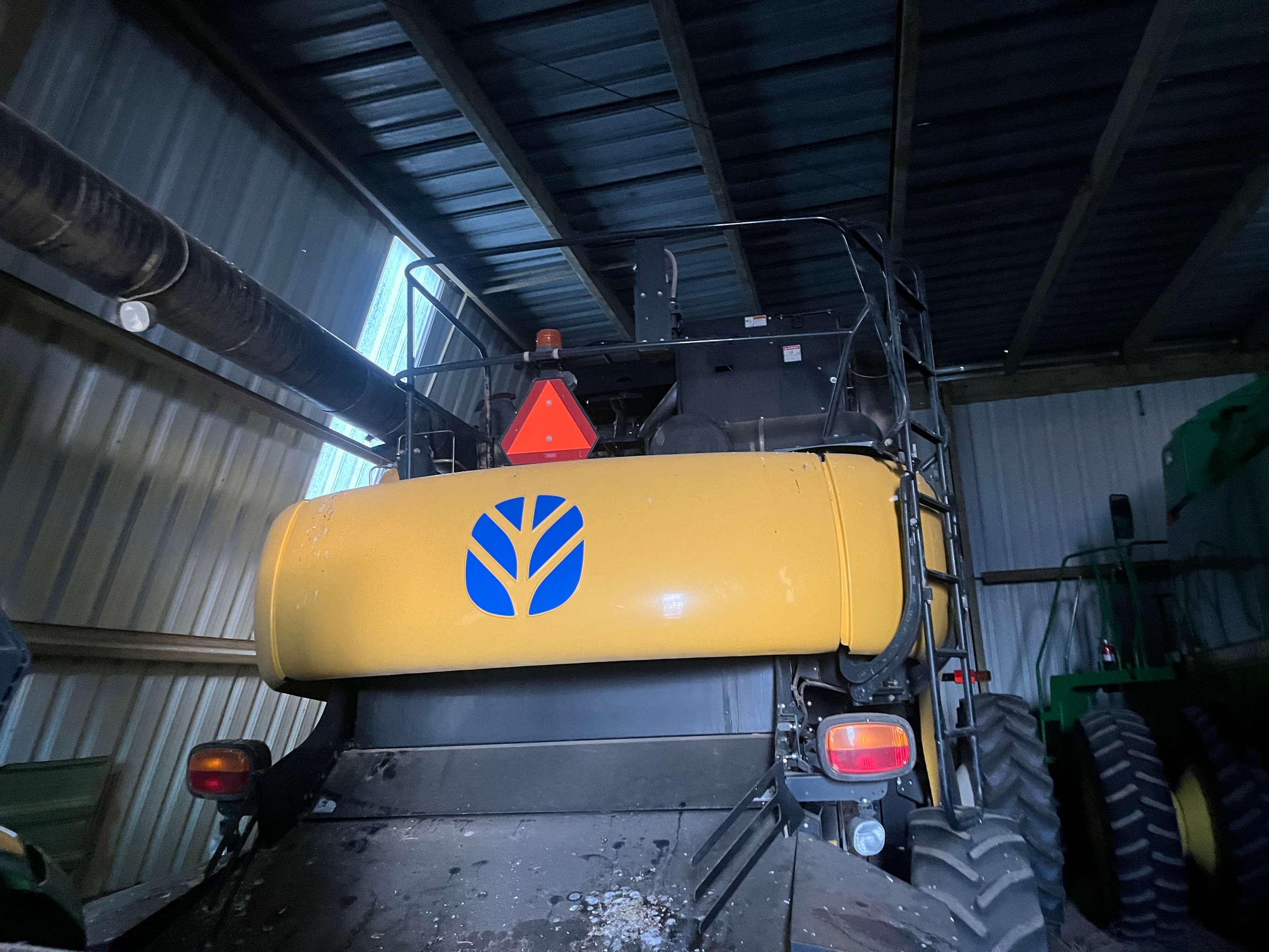 2011 New Holland CR9070 Combine