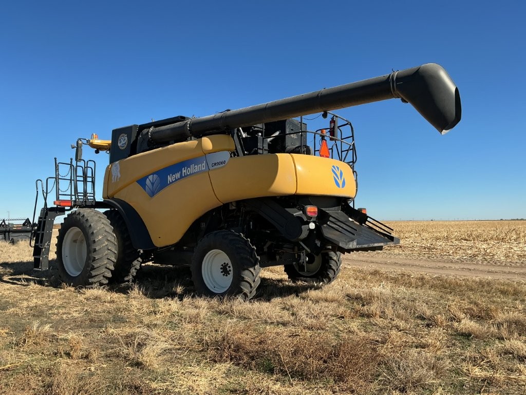 2010 New Holland CR9060 Combine