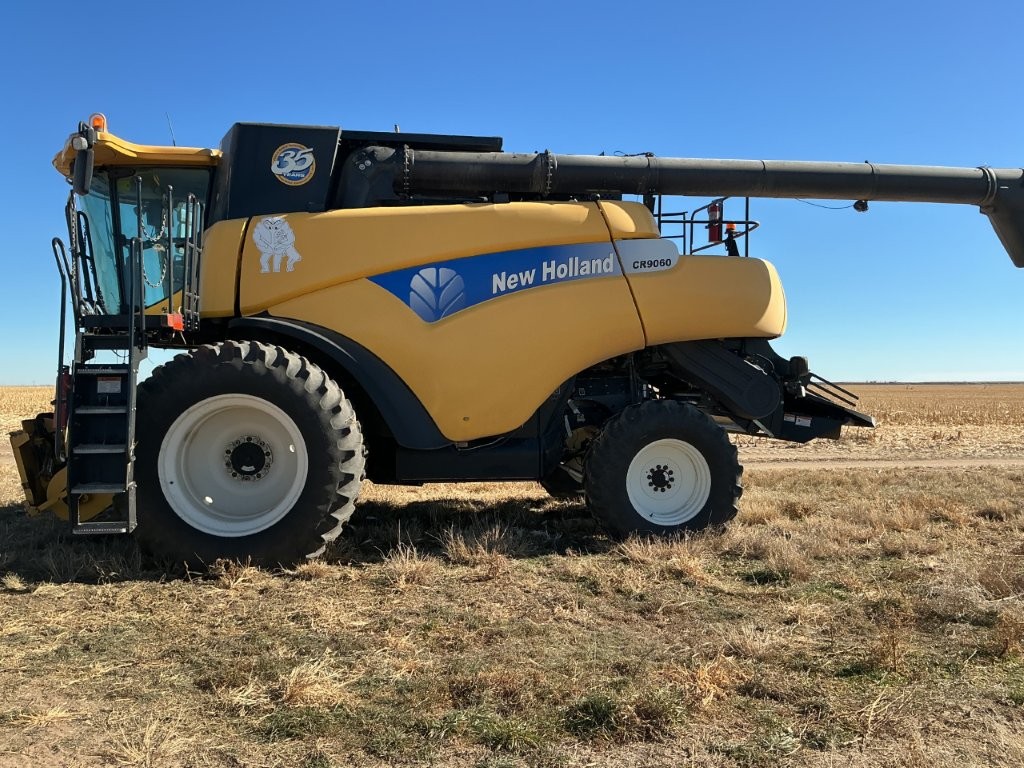 2010 New Holland CR9060 Combine
