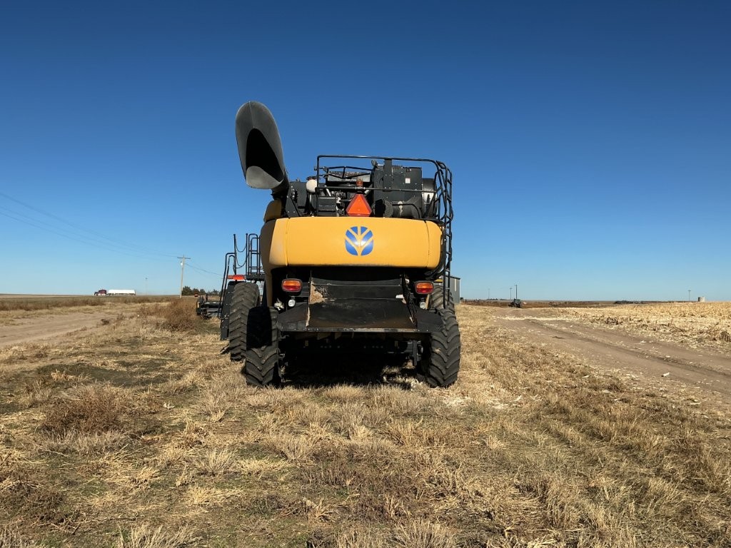 2010 New Holland CR9060 Combine