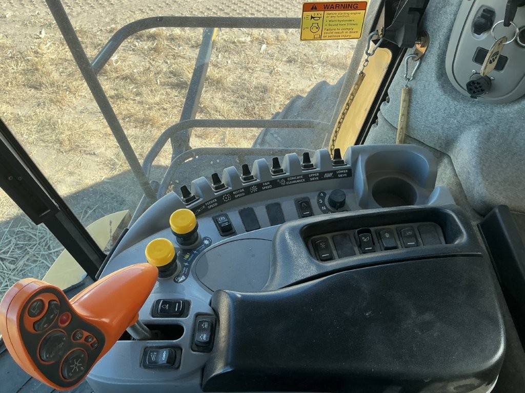 2010 New Holland CR9060 Combine