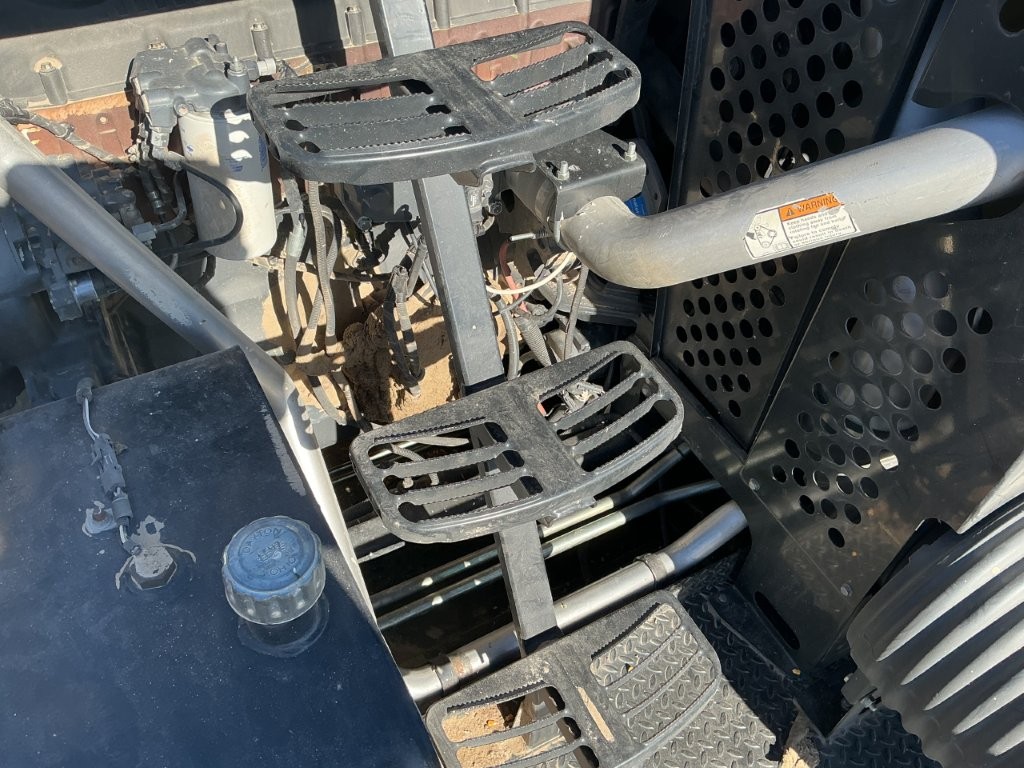 2010 New Holland CR9060 Combine