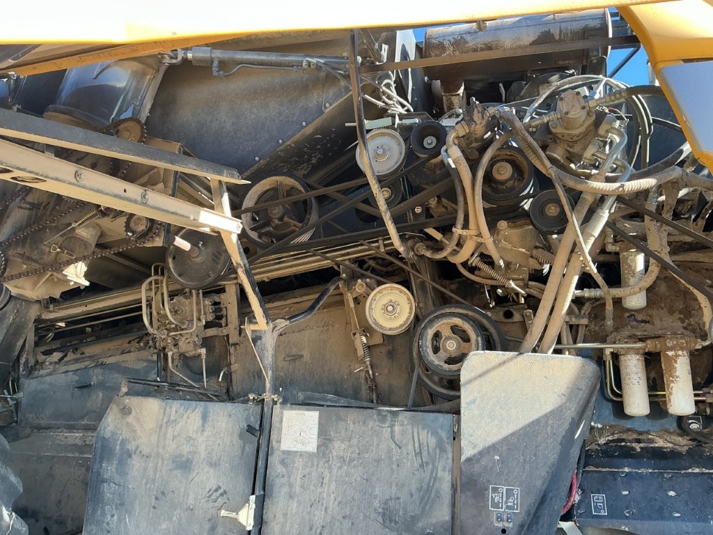 2010 New Holland CR9060 Combine