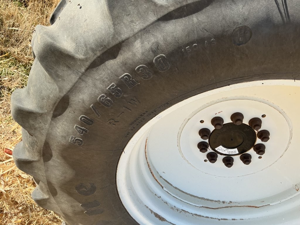 2010 New Holland CR9060 Combine