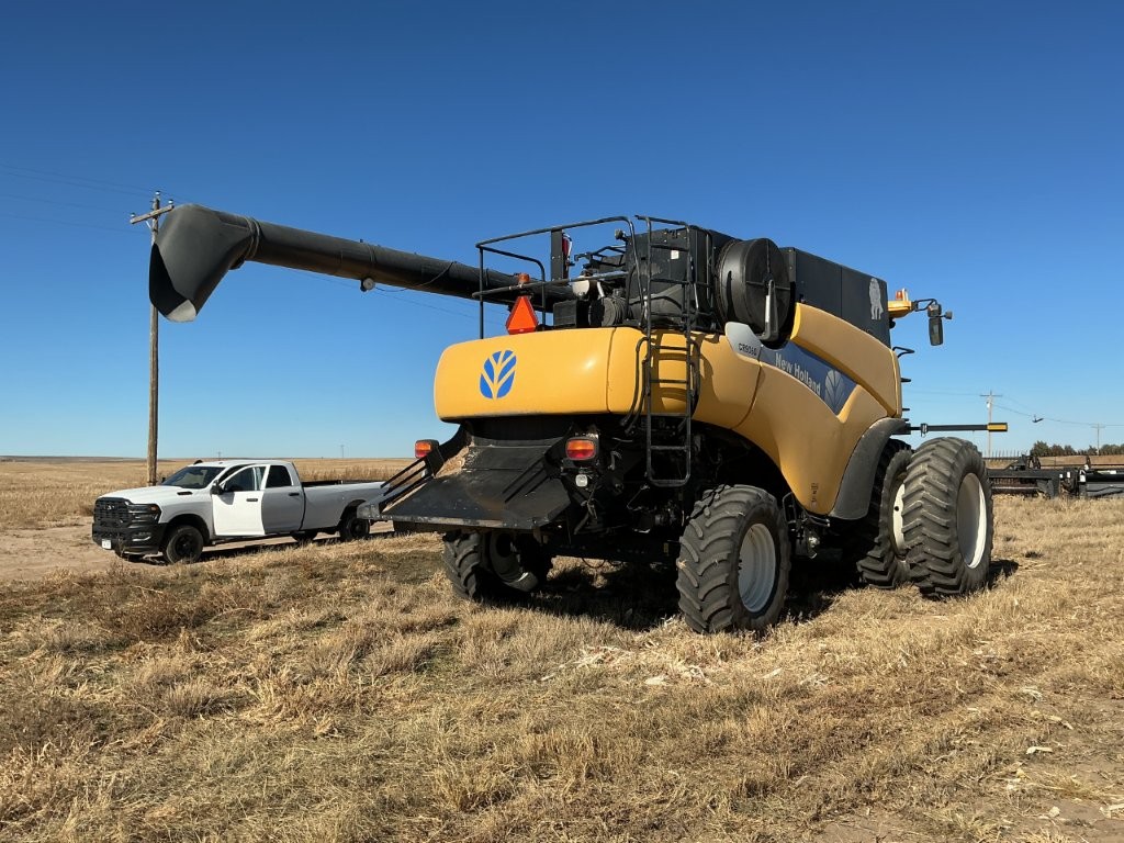 2010 New Holland CR9060 Combine