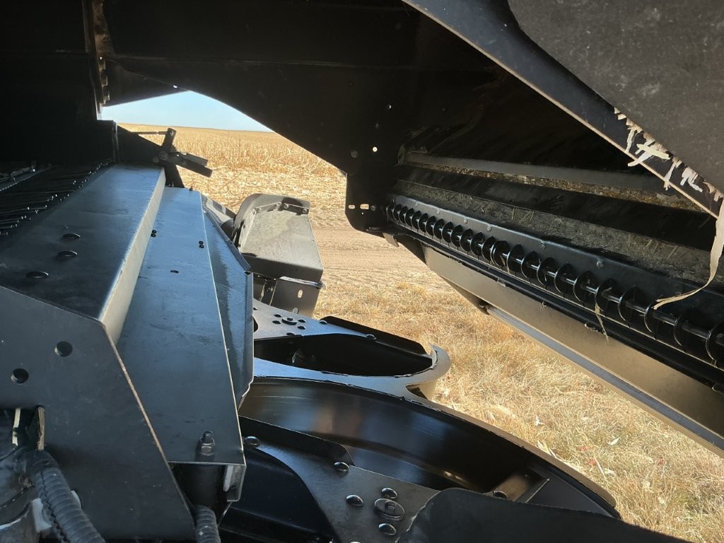 2010 New Holland CR9060 Combine