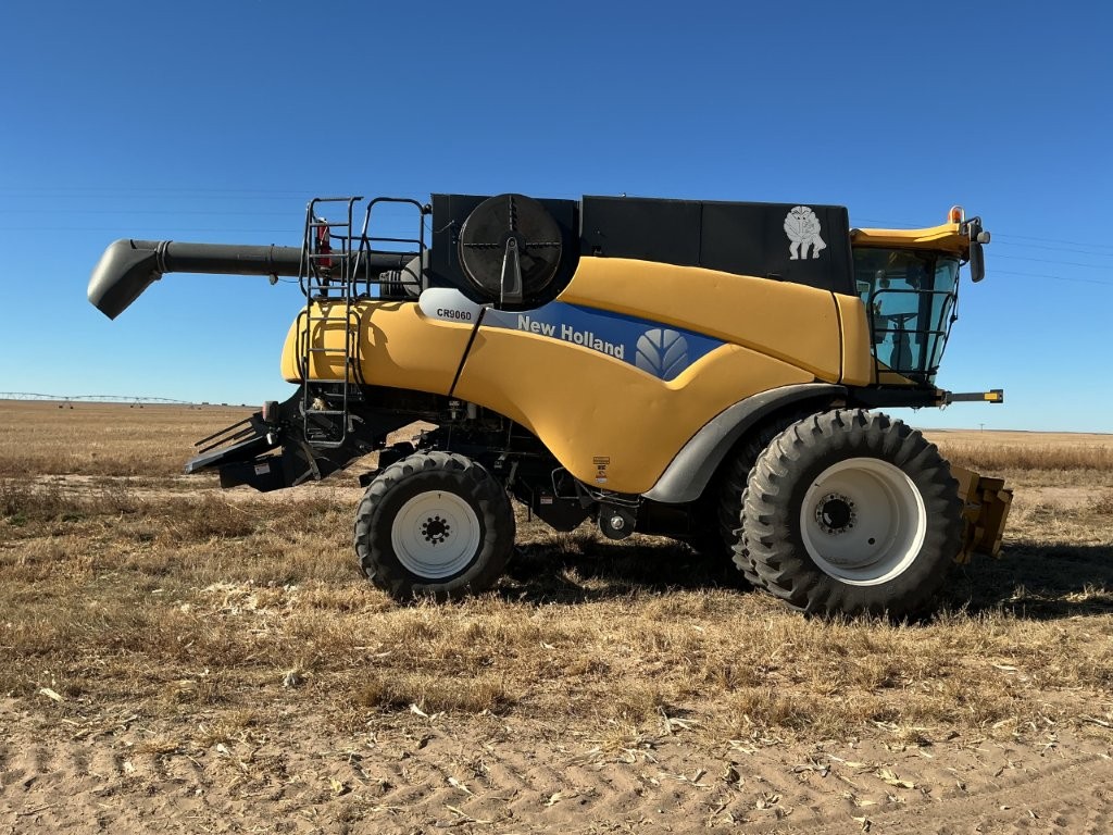 2010 New Holland CR9060 Combine