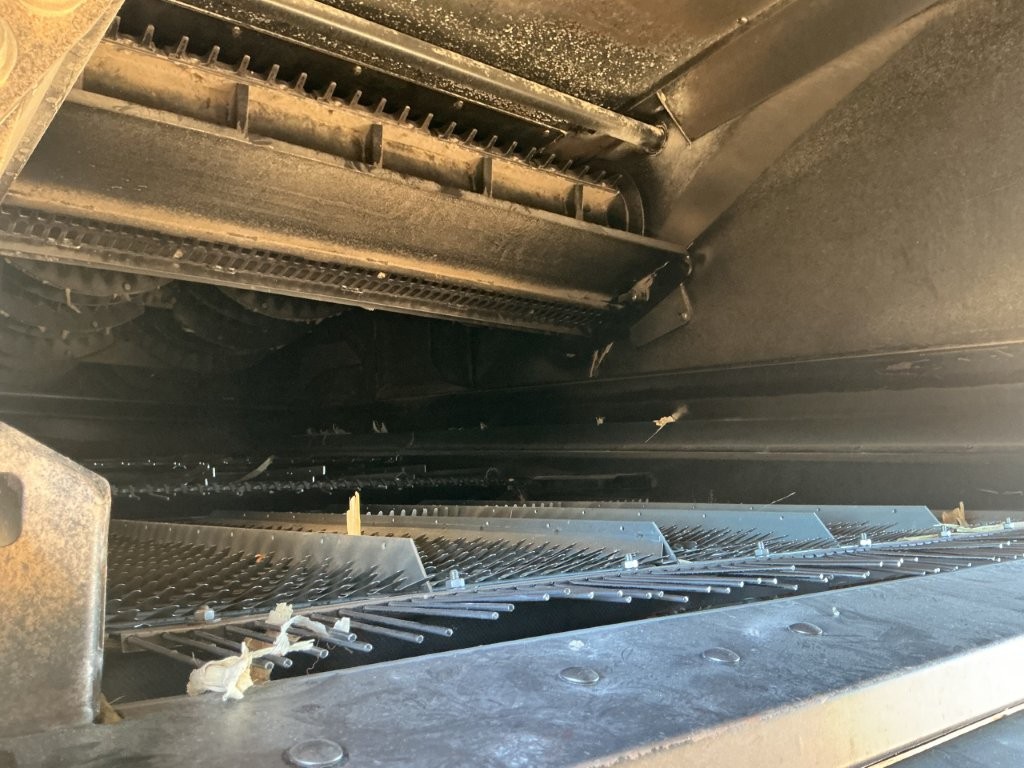 2010 New Holland CR9060 Combine