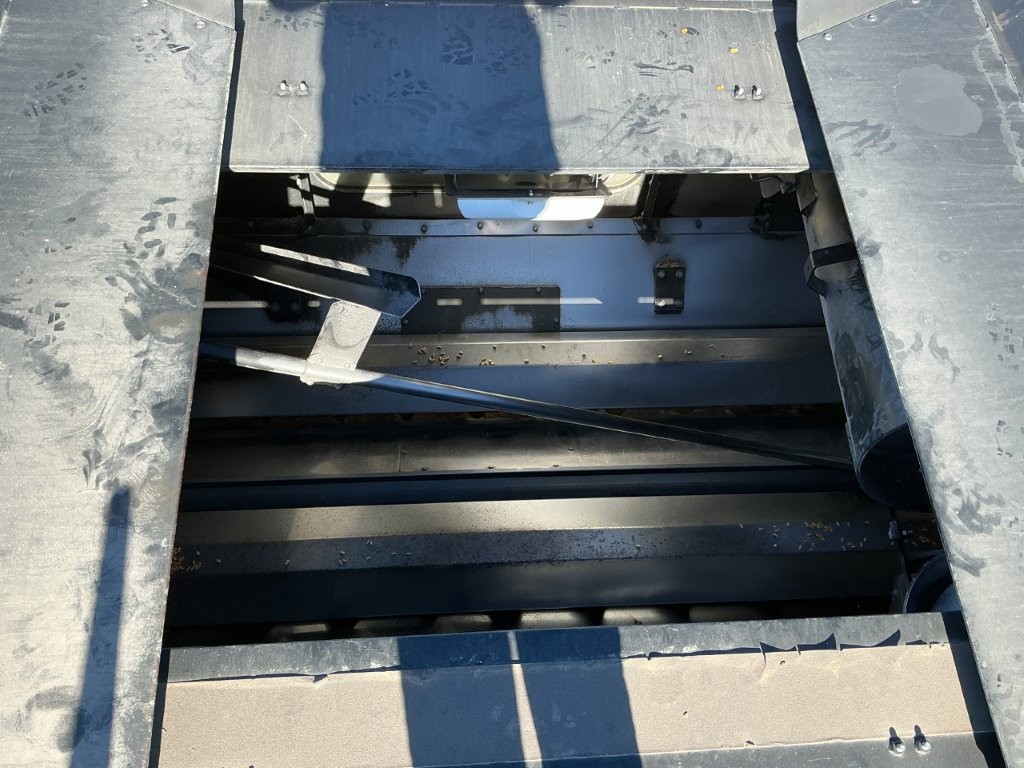 2010 New Holland CR9060 Combine