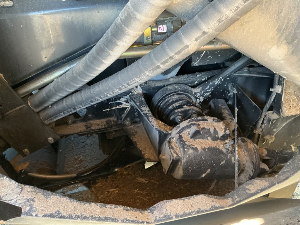 2010 New Holland CR9060 Combine