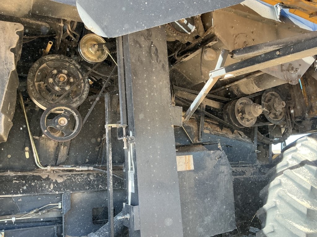 2010 New Holland CR9060 Combine