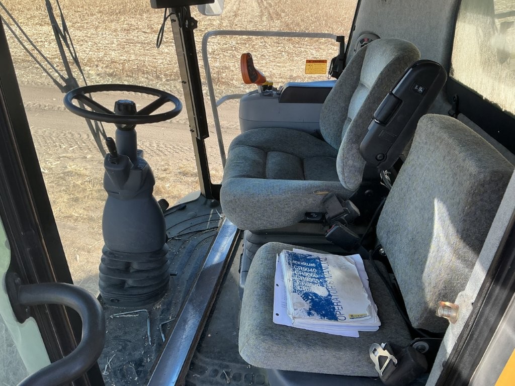 2010 New Holland CR9060 Combine