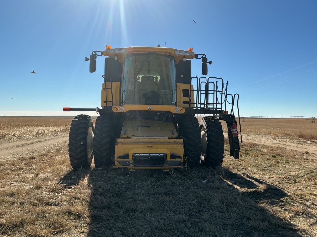2010 New Holland CR9060 Combine