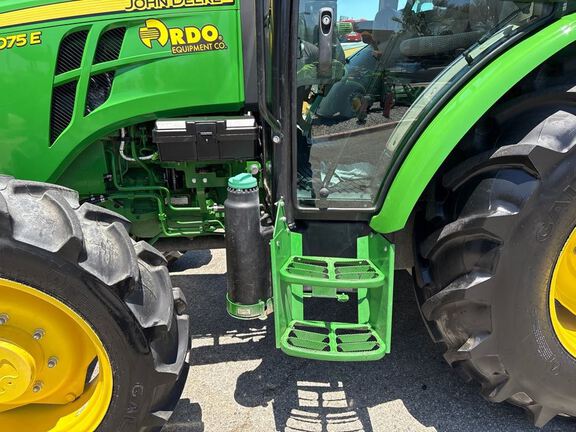 2023 John Deere 5075E Tractor